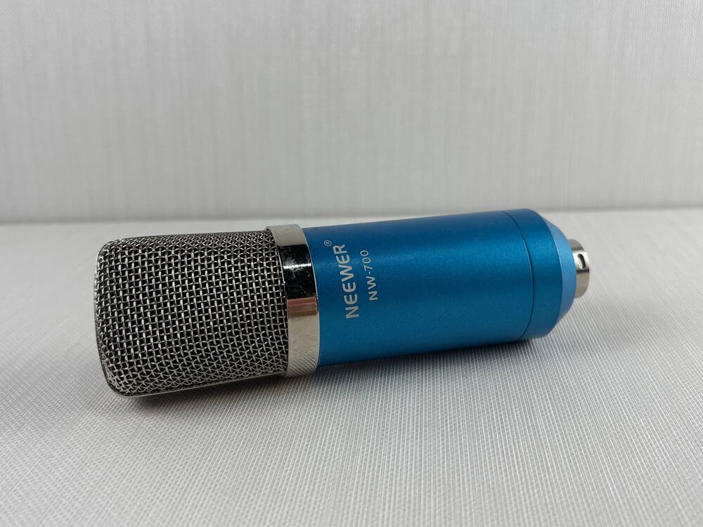 Neewer NW-700 teal microphone